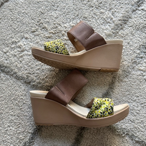 Crocs Leigh II 2 Strap Graphic Wedge Sandal brown taupe green slip on 8 - Picture 4 of 12